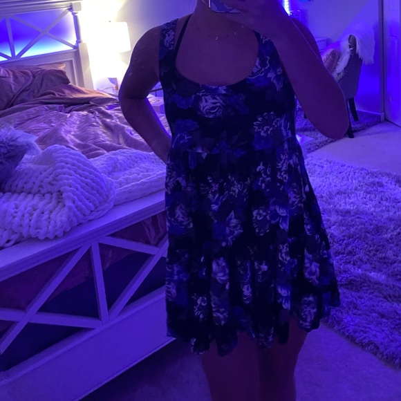 Dress - Picture 3 of 3